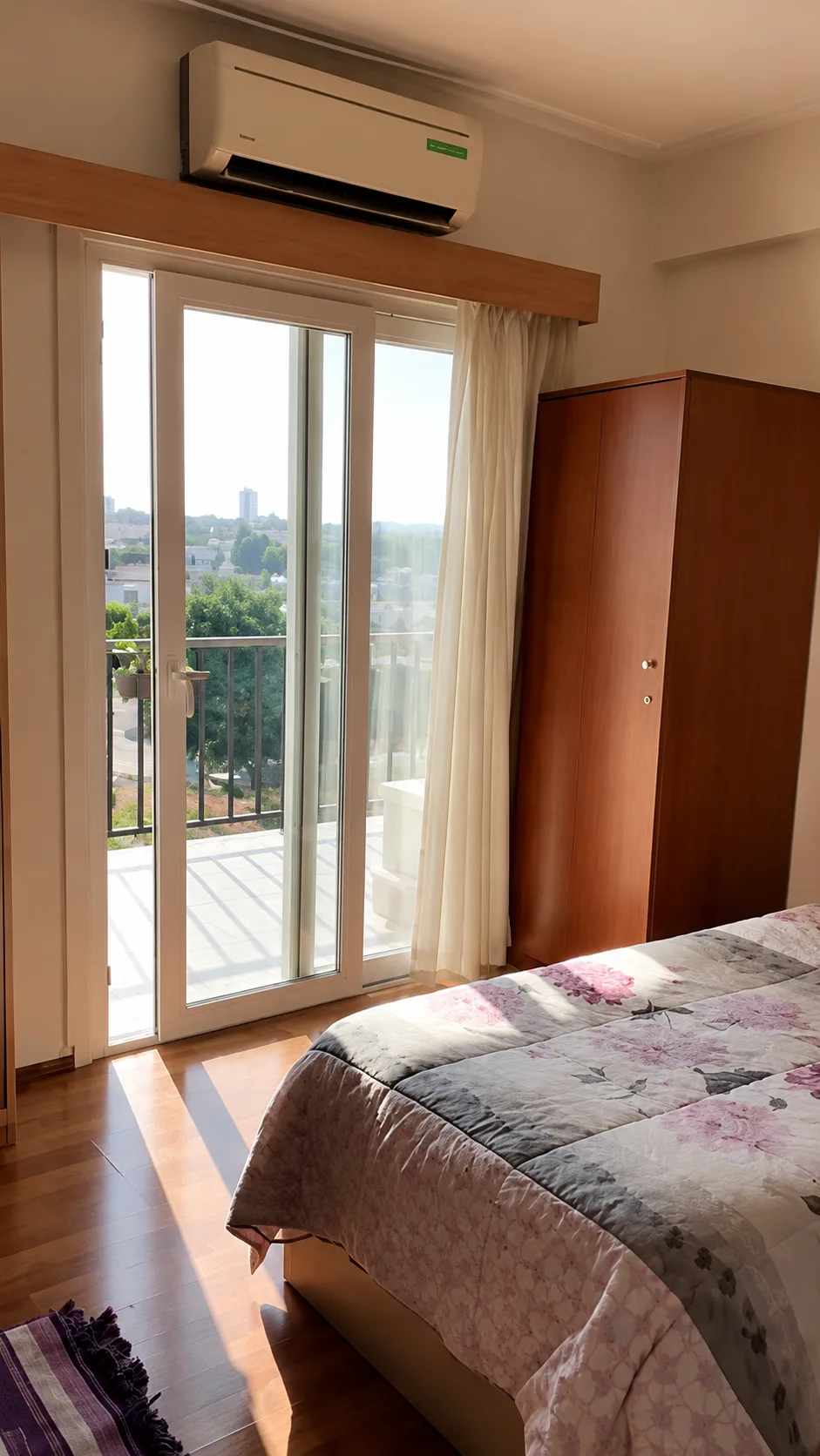 Narin Öğrenci Yurdu tek kişilik oda: yatak, çalışma masası ve pencere görünümü